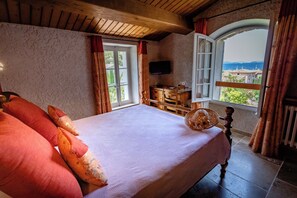 Dobbeltrom – comfort, sjøutsikt | Senger med Select Comfort-madrass, minibar og individuelt dekorert