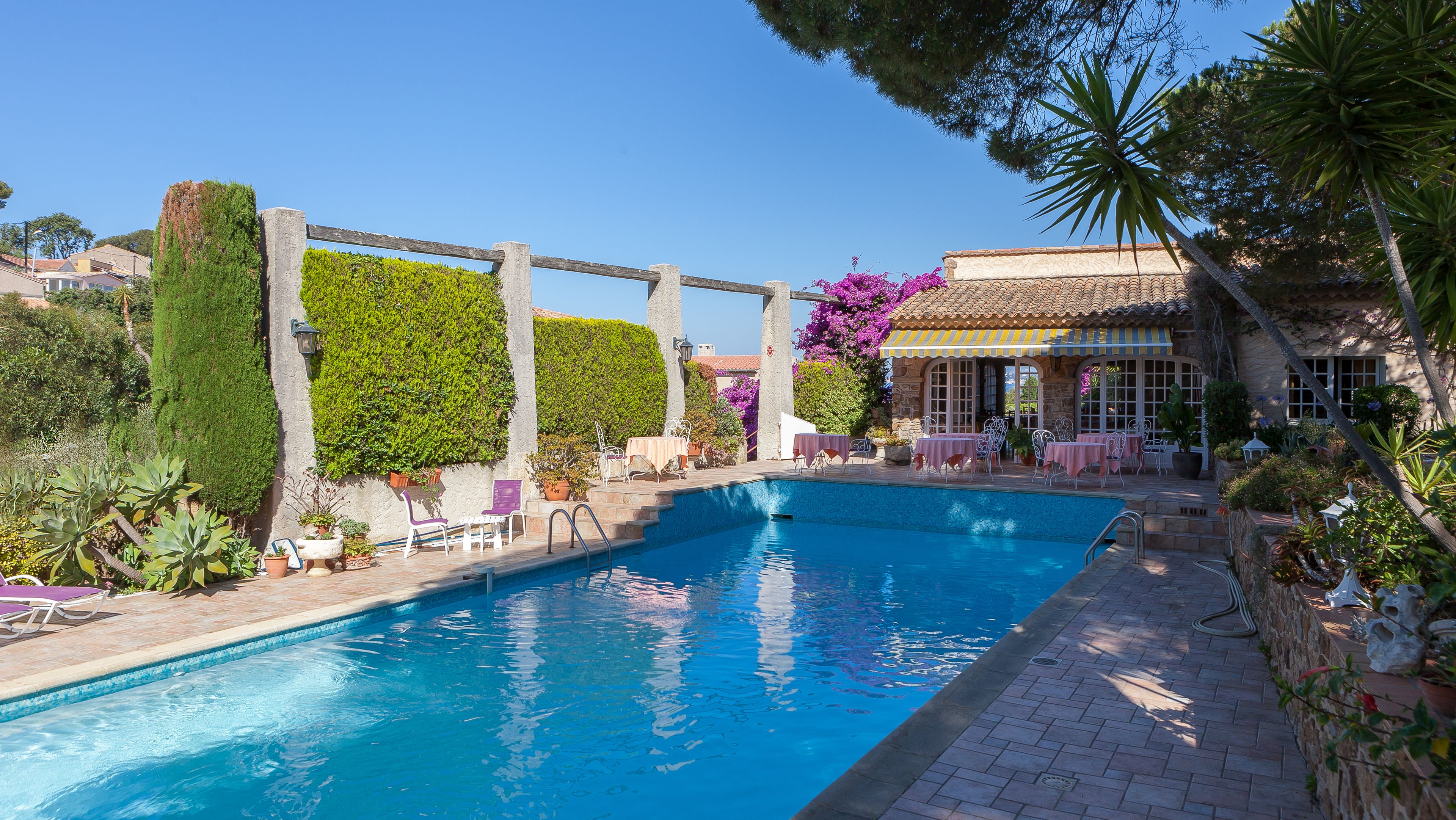 Außenpool, Sonnenschirme, Liegestühle