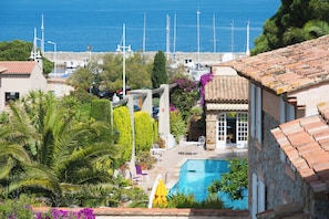 Camas Select Comfort, minibar y decoración personalizada