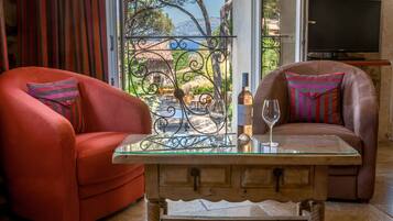 Camas Select Comfort, minibar y decoración personalizada