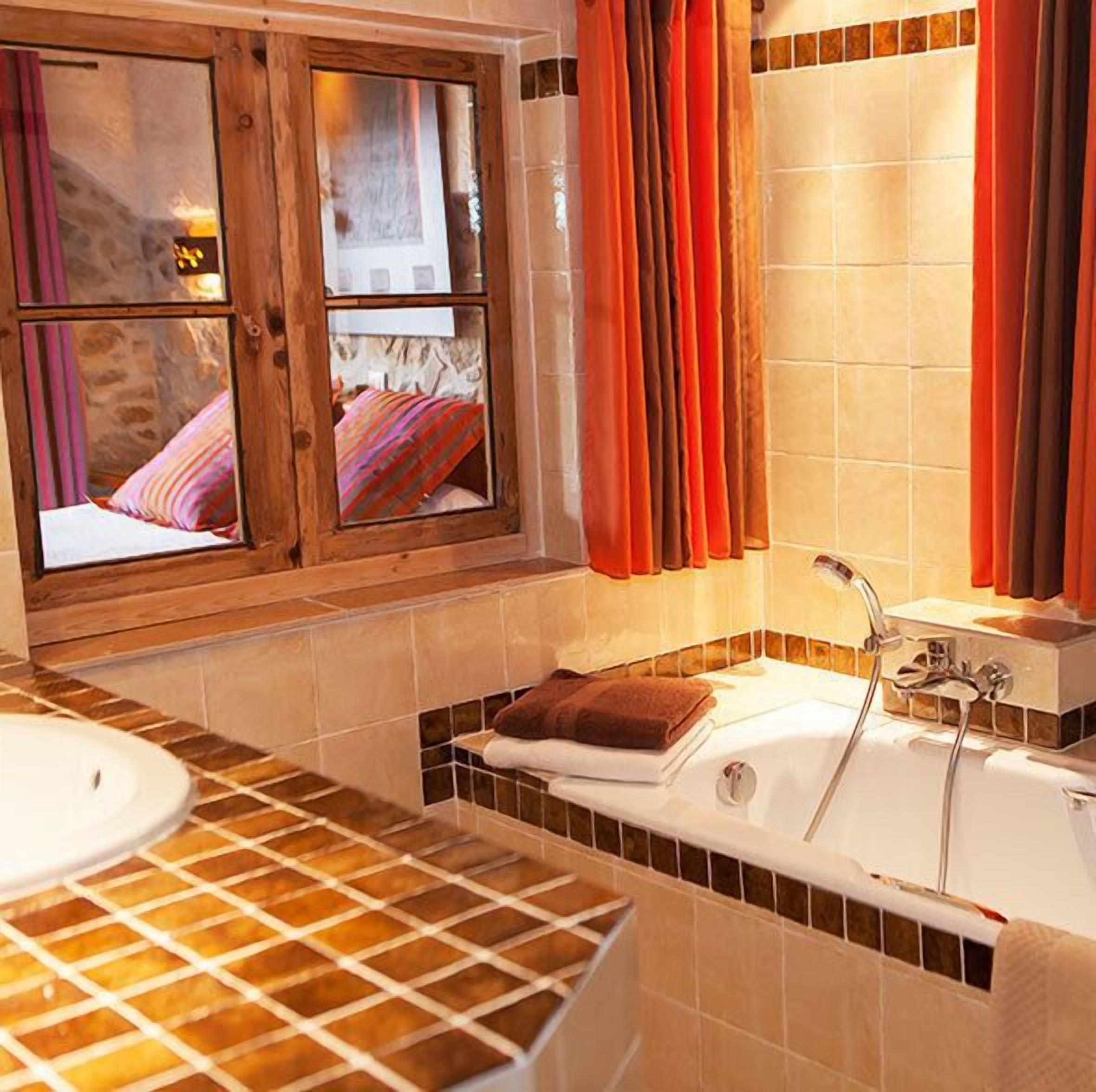 family suite, garden view | bathroom | free toiletries, hair dryer, towels
