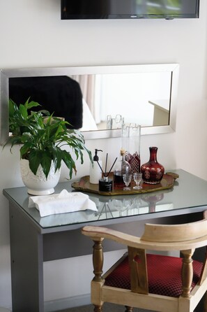 Habitación clásica, 1 habitación | Ropa de cama de alta calidad, edredones de plumas, minibar y caja fuerte