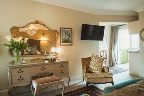 Habitación de luna de miel, 1 habitación | Minibar, caja de seguridad en la habitación y decoración personalizada 