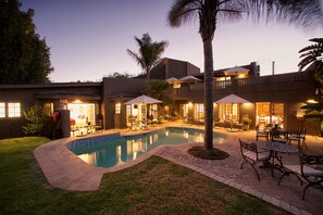 สระว่ายน้ำกลางแจ้ง, เก้าอี้อาบแดดริมสระ