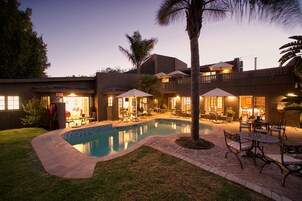 室外游泳池，日光浴躺椅