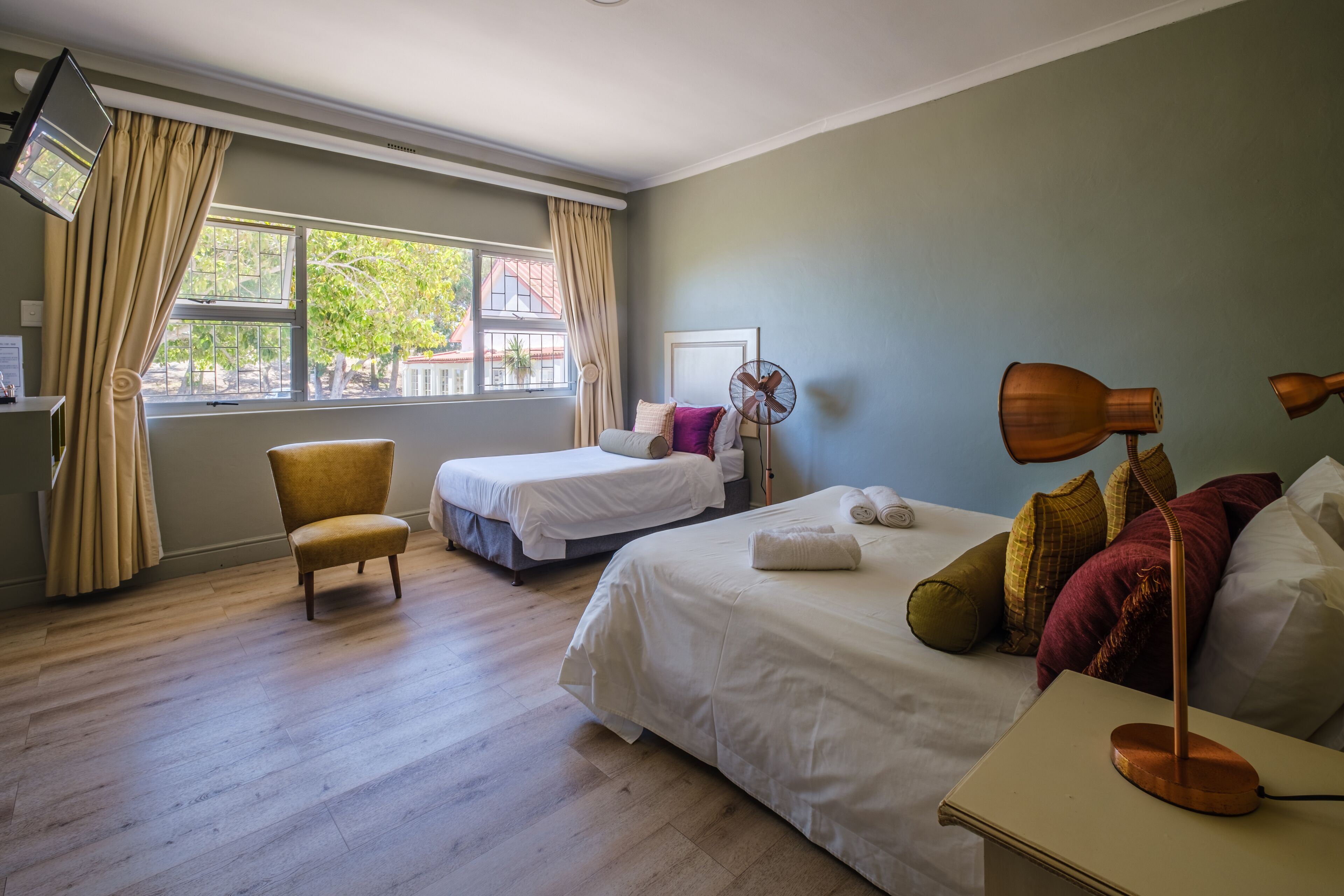 family room, 1 bedroom, partial sea view | 1 bedroom, individually decorated, individually furnished