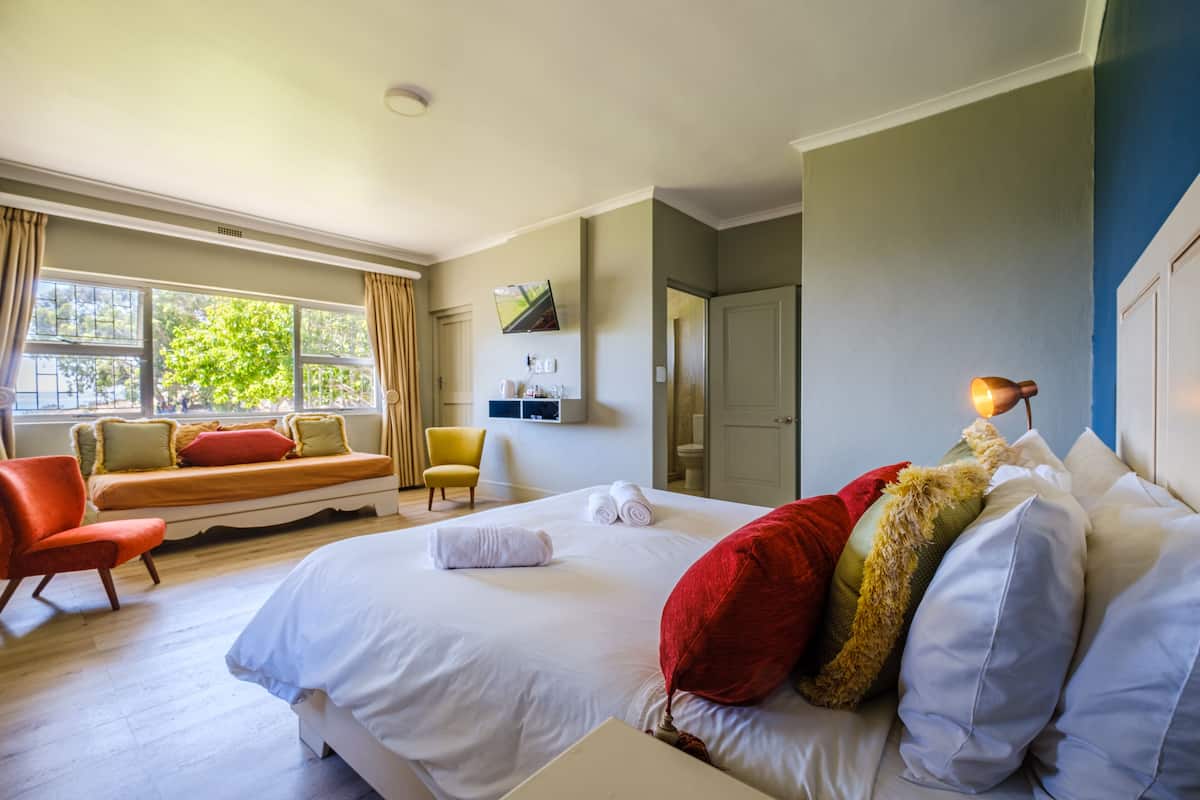 family room, 1 bedroom, partial sea view | 1 bedroom, individually decorated, individually furnished