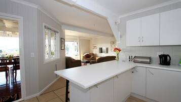 Apartemen Comfort, 2 kamar tidur | Dapur pribadi | Lemari es besar, microwave, oven, dan kompor