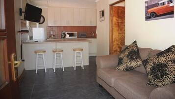 Shiraz | Private kitchen | Fridge, microwave, coffee/tea maker