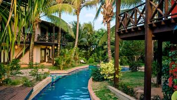 Una piscina al aire libre