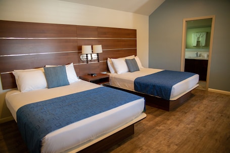 Escritorio, tabla de planchar con plancha, wifi gratis y ropa de cama . Sterling Inn