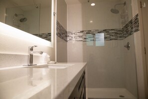 Chambre Standard, 2 grands lits | Salle de bain | Douche, articles de toilette (gratuits), séchoir à cheveux