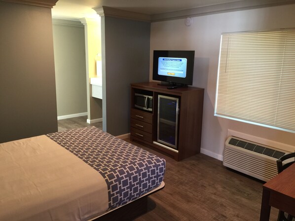 Standard Room, 1 Queen Bed | Desk, iron/ironing board, free WiFi, bed sheets