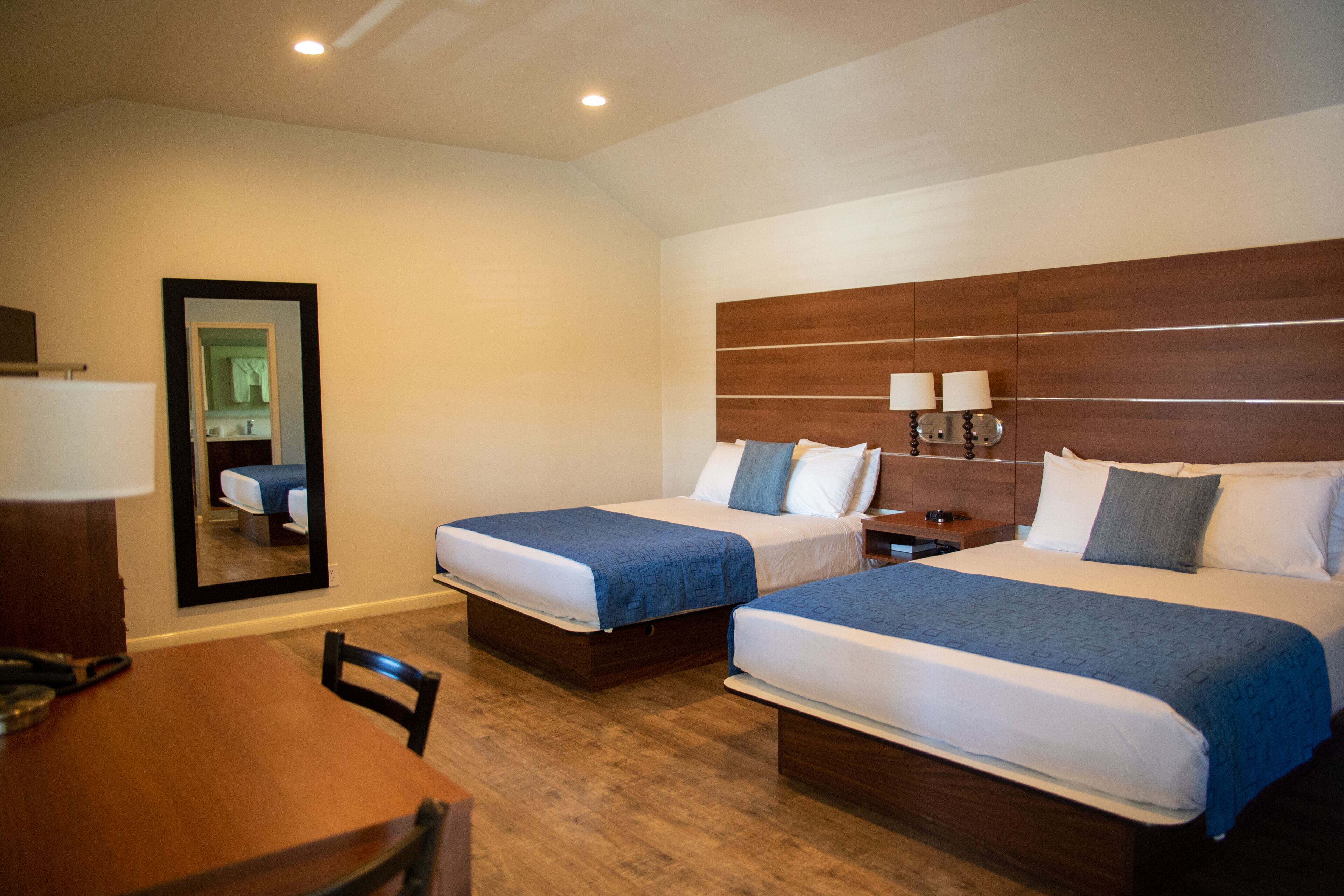 Kamar Standar, 2 Tempat Tidur Queen | Meja kerja, setrika/meja setrika, Wi-Fi gratis, dan seprai linen