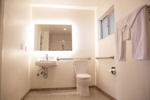 Standard Room, 1 Queen Bed | Bathroom | Shower, free toiletries, hair dryer, towels - Sterling Inn (Santa Clara)