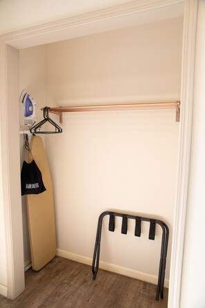 Standardrum - 2 queensize-sängar | Garderob