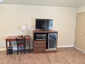 Standard Room, 1 Queen Bed | Room amenity - Sterling Inn (Santa Clara)