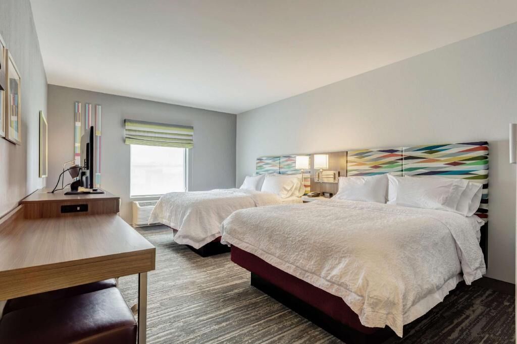 Zimmersafe, Schreibtisch, Verdunkelungsvorhänge, Bügeleisen/Bügelbrett