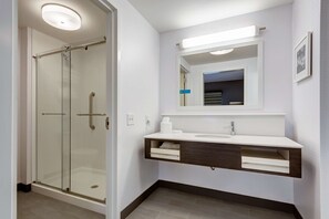 Room, 1 King Bed, Non Smoking, Refrigerator & Microwave (Wet Bar) | Bathroom - Hampton Inn St. Louis Wentzville (Wentzville)