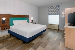 Escritorio, espacio para trabajar con laptop y cortinas blackout 