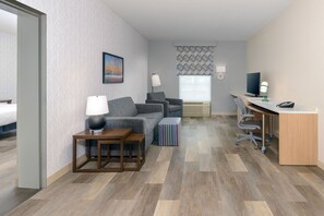 Escritorio, espacio para trabajar con laptop y cortinas blackout