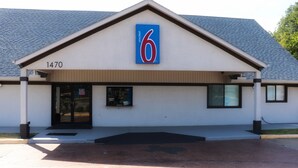 A motel with a large '6' sign, a number '1470' on the building, and a 'Night Bell' sign on the window. - Motel 6 Alvin, TX (Alvin)