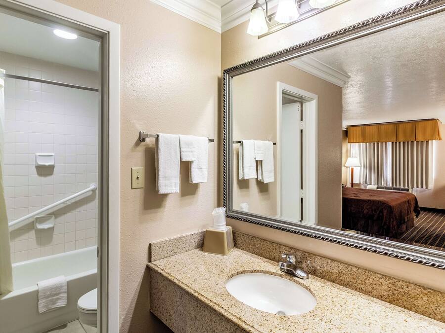 Combined shower/bathtub, free toiletries, towels