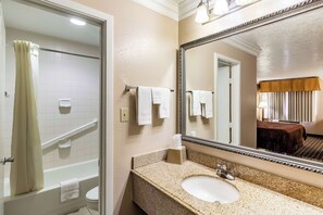 Combined shower/bathtub, free toiletries, towels - Motel 6 Alvin, TX (Alvin)