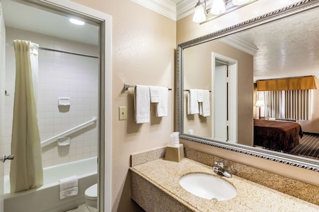 Ensemble douche/baignoire, articles de toilette gratuits. Motel 6 Alvin, TX