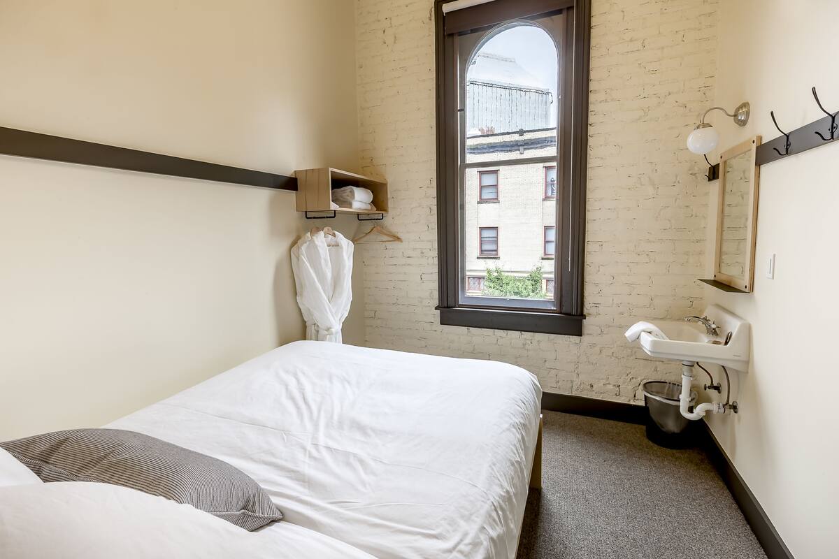 Quarto standard, 1 cama Queen, banheiro compartilhado