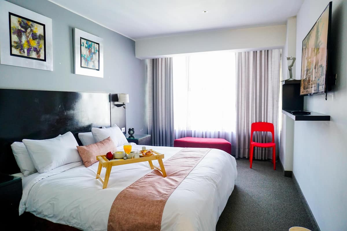 1 bedroom, premium bedding, memory-foam beds, minibar