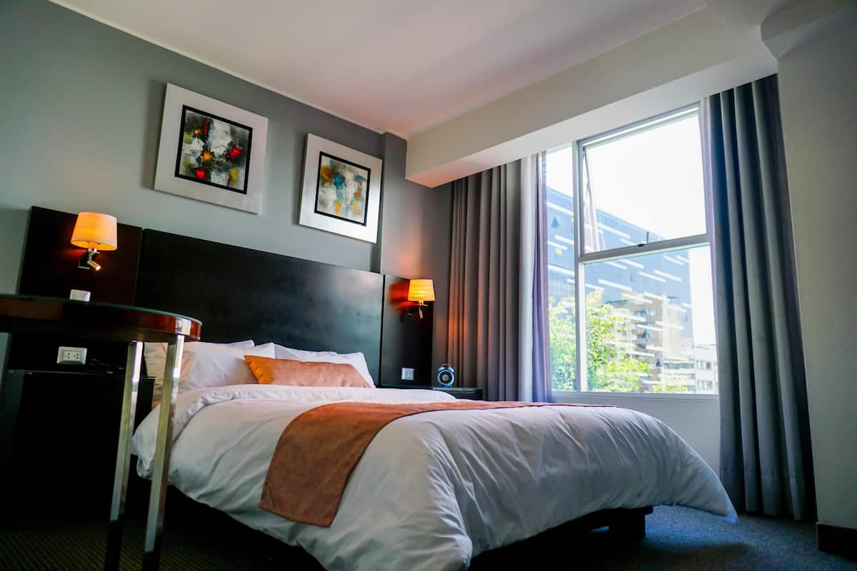 1 bedroom, premium bedding, memory-foam beds, minibar