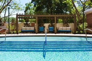 Piscine extérieure, parasols de plage, chaises longues