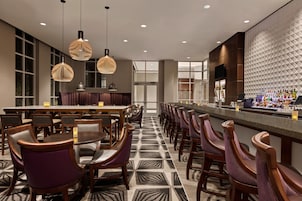 Serves lunch, dinner and happy hour