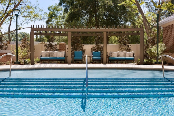 Una piscina al aire libre de temporada