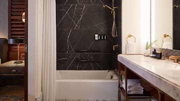 Ein modernes Badezimmer mit Badewanne, Dusche und Waschtisch mit Spiegel.