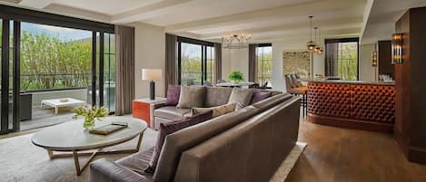 Fells Point Suite | Premium bedding, down comforters, pillowtop beds, minibar