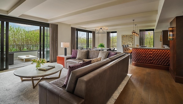 Fells Point Suite | Premium bedding, down comforters, pillowtop beds, minibar