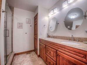 Maison, 6 chambres | Salle de bain | Douche, sèche-cheveux, serviettes fournies