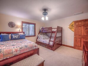 Casa, 6 habitaciones | 6 dormitorios, tabla de planchar con plancha, ropa de cama