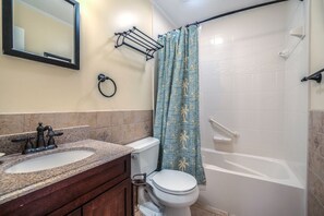 Un baño con inodoro, lavabo y bañera.