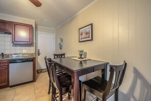 House, 2 Bedrooms | In-room dining