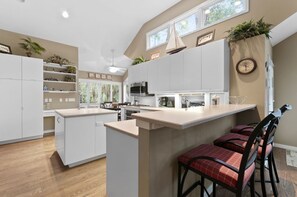 House, 5 Bedrooms | Private kitchen