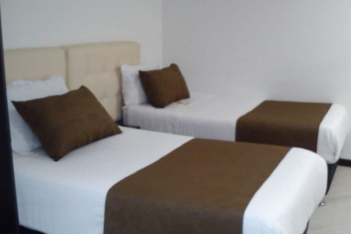 Habitación doble estándar, con acceso para personas discapacitadas, baño privado | Escritorio, insonorización, tabla de planchar con plancha y wifi gratis