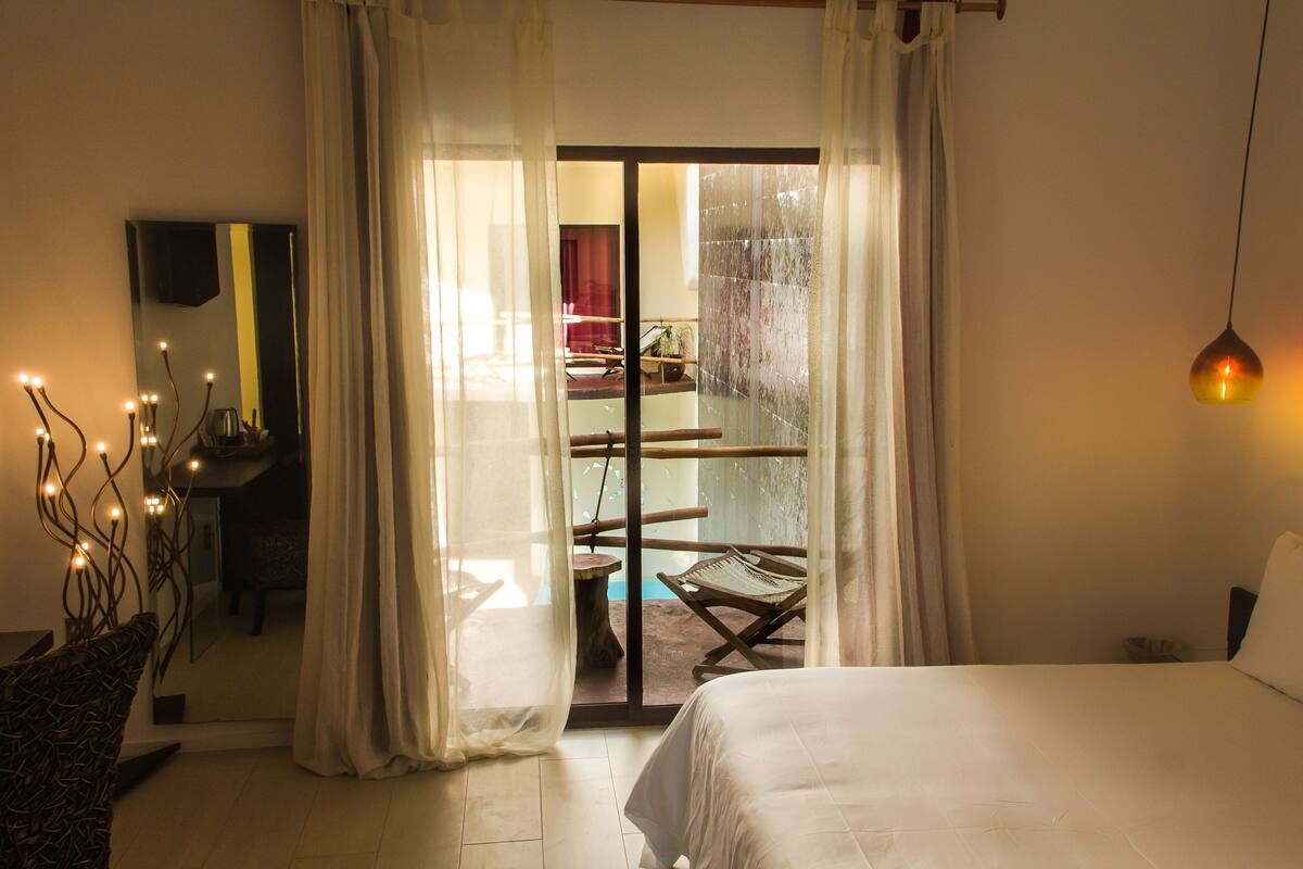 Kamar Double Deluks, 1 Tempat Tidur King, balkon, pemandangan kolam renang | Minibar, brankas, meja kerja, dan tirai kedap cahaya