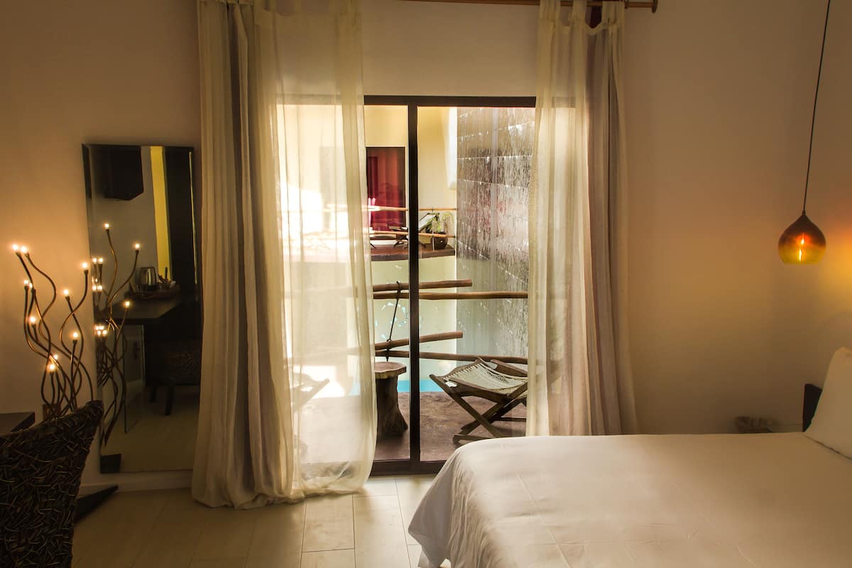 Doppia Deluxe, 1 letto king, balcone, vista piscina | Minibar, una cassaforte in camera, con stile personalizzato