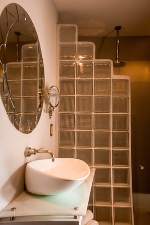 Deluxe-dobbeltværelse - 1 kingsize-seng - balkon - udsigt til pool | Badeværelse | Bruser, gratis toiletartikler, hårtørrer, håndklæder
