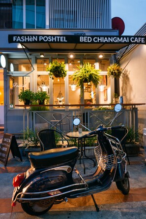 Front of property - evening/night - J Poshtel Chiangmai (Chiang Mai)