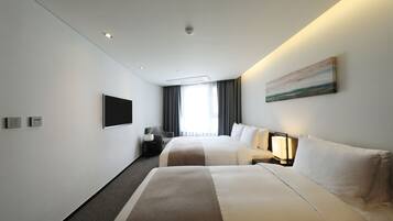 Suíte júnior, várias camas | Cofres nos quartos, escrivaninha, Wi-Fi de cortesia, roupa de cama