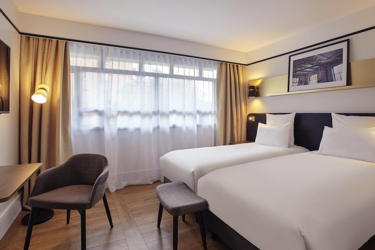 Ropa de cama de alta calidad y caja de seguridad en la habitación